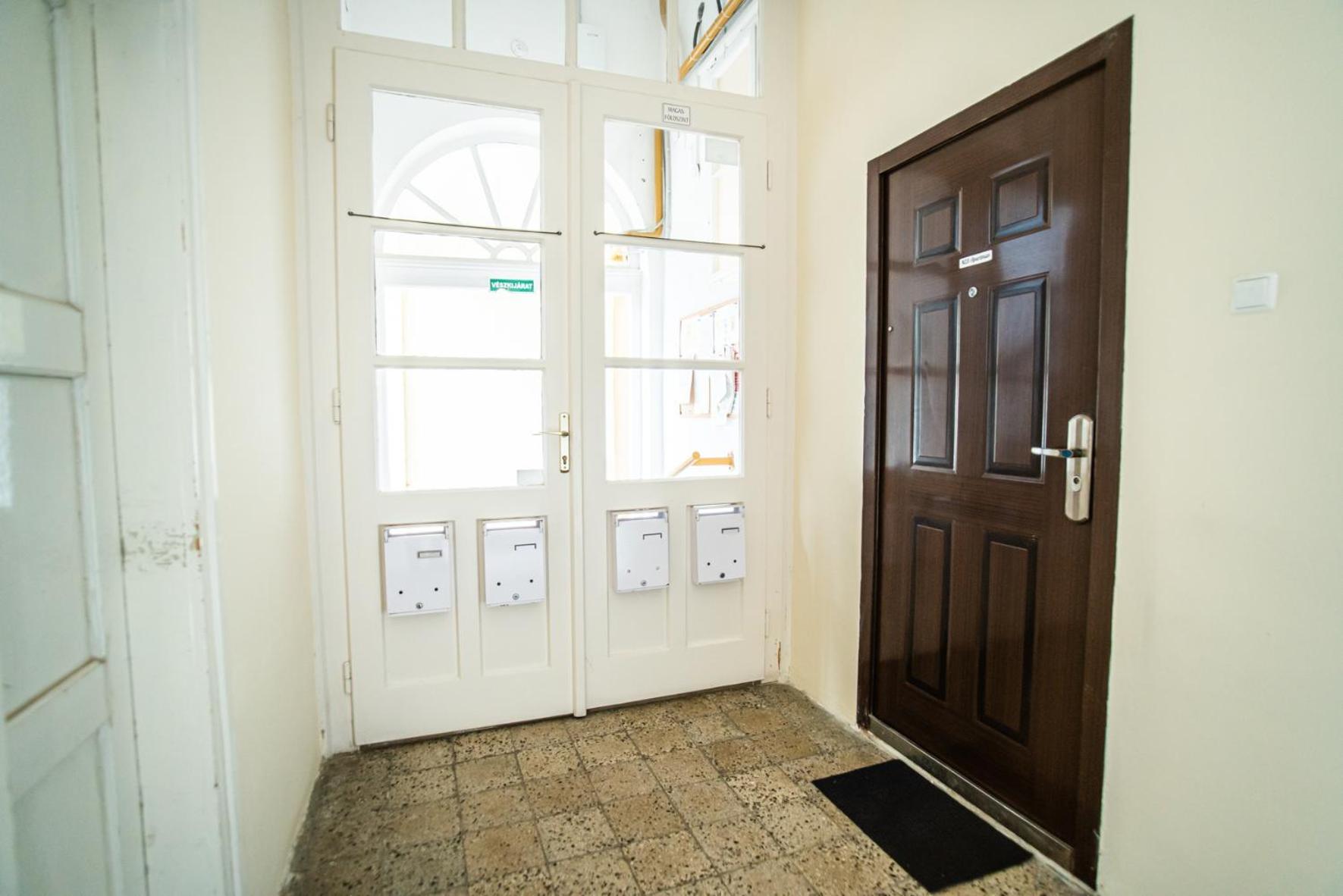 Spacious Apartment In Central Кечкемет Экстерьер фото