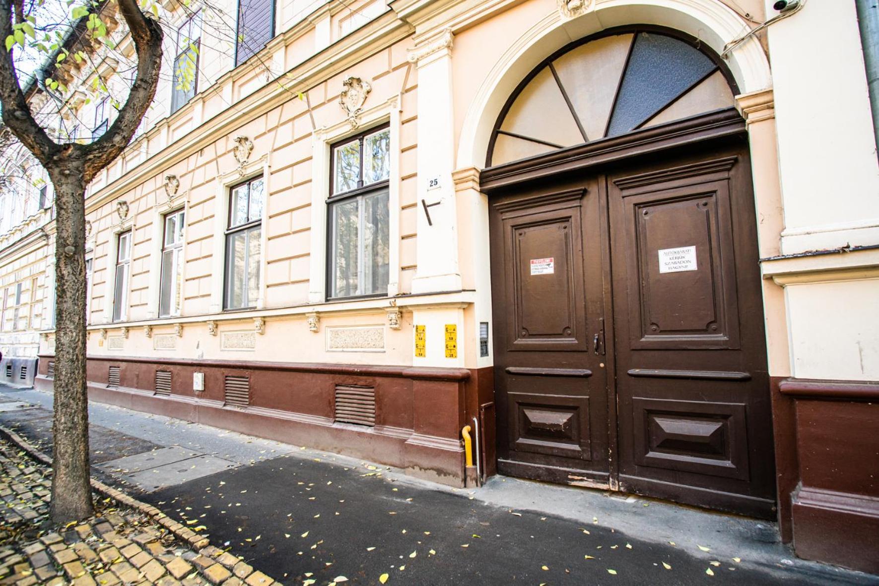 Spacious Apartment In Central Кечкемет Экстерьер фото
